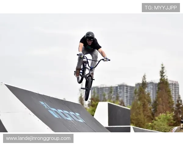 成都攀岩队勇攀高峰的奋斗故事与极限运动会的精彩瞬间