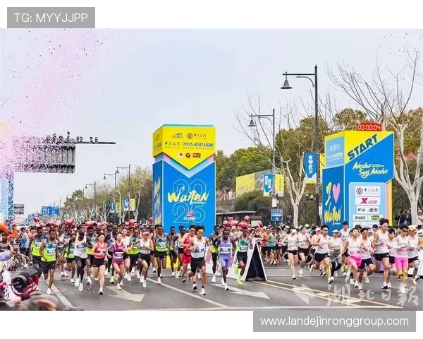 武汉攀岩队在城市马拉松中的团队协作表现精彩点评与分析