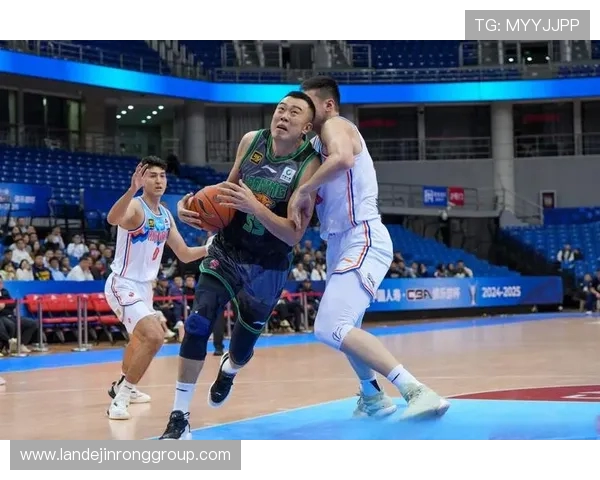 2016年CBA季后赛上海队与新疆队激战回顾与精彩瞬间分析