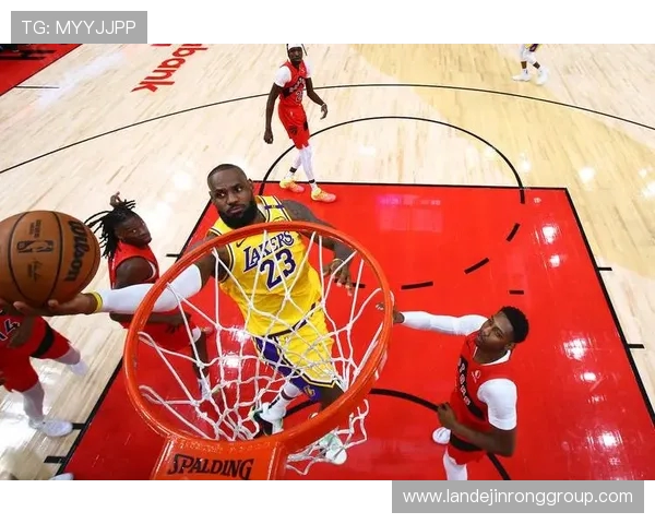 詹姆斯在湖人对火箭比赛中精彩得分表现引发球迷热议